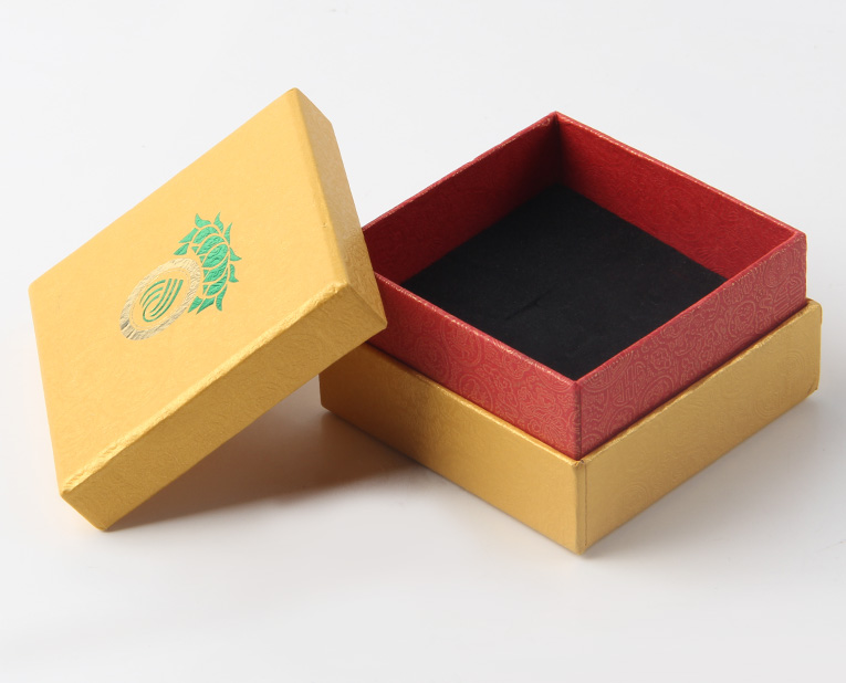 代表化妝品盒子廠家的老師傅，仔細比對3個小時，只為品質(zhì)