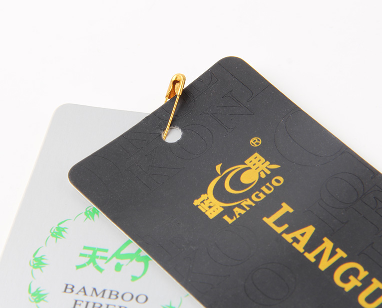 在選擇服裝紙牌定做工藝時，客人并不是最大的